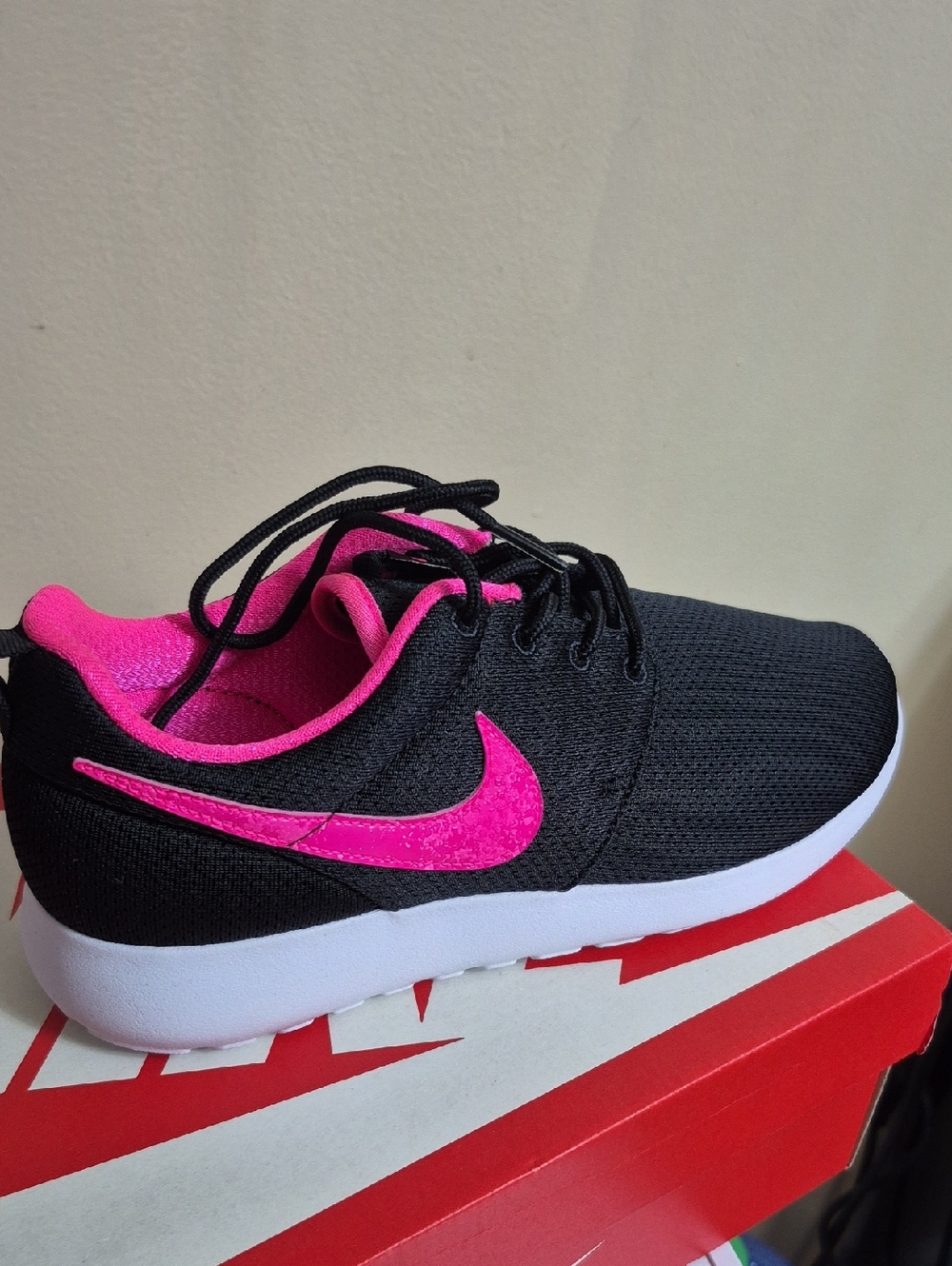Nike Women's Black & Hot Pink Low-Top Running Sneaker
